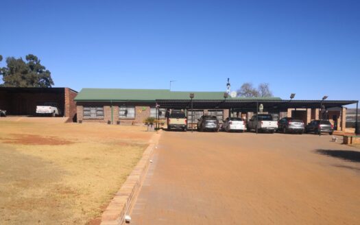 LARGE FULLY ELECTRIFIED AND WALLED SECURE 7 HECTARE (70 000m²) AGRICULTURAL HOLDINGS WITH A 4 BEDROOM HOME, A SEPARATE LARGE ENTERTAINMENT BUILDING, WALK IN COLD ROOM, STATE OF THE ART CATTLE / SHEEP KRAAL, HORSE STABLES, BORE HOLES AND 42 kW SOLAR POWER – CLOSE TO HEIDELBERG