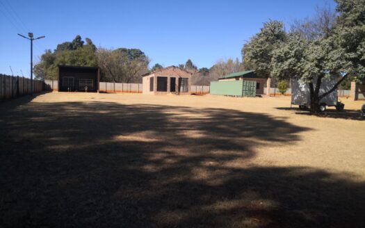LARGE FULLY ELECTRIFIED AND WALLED SECURE 7 HECTARE (70 000m²) AGRICULTURAL HOLDINGS WITH A 4 BEDROOM HOME, A SEPARATE LARGE ENTERTAINMENT BUILDING, WALK IN COLD ROOM, STATE OF THE ART CATTLE / SHEEP KRAAL, HORSE STABLES, BORE HOLES AND 42 kW SOLAR POWER – CLOSE TO HEIDELBERG