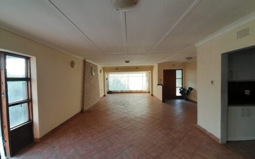 Spacious four-bedroom family house with two flatlets and a swimming pool on a large 1,784m² stand for sale in the upper Rensburg area