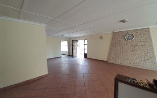 Spacious four-bedroom family house with two flatlets and a swimming pool on a large 1,784m² stand for sale in the upper Rensburg area