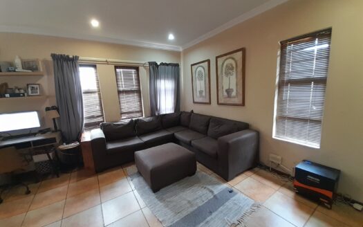 STUNNING FREE STANDING THREE-BEDROOM FULL TITLE TOWNHOUSE IN SECURE COMPLEX WITH PATIO AND SMALL PRIVATE BACK GARDEN – STAND SIZE OF 413m²