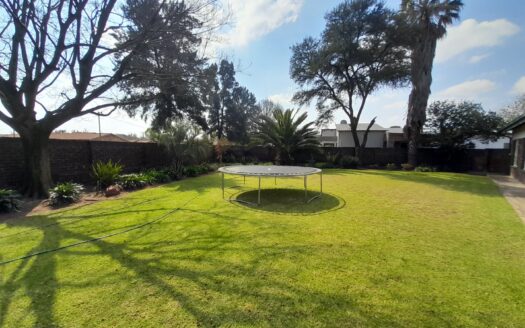 CHARMING MODERN 3-BEDROOM FAMILY HOME WITH SPACIOUS GARDEN IN RENSBURG