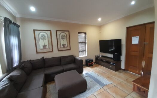 STUNNING FREE STANDING THREE-BEDROOM FULL TITLE TOWNHOUSE IN SECURE COMPLEX WITH PATIO AND SMALL PRIVATE BACK GARDEN – STAND SIZE OF 413m²