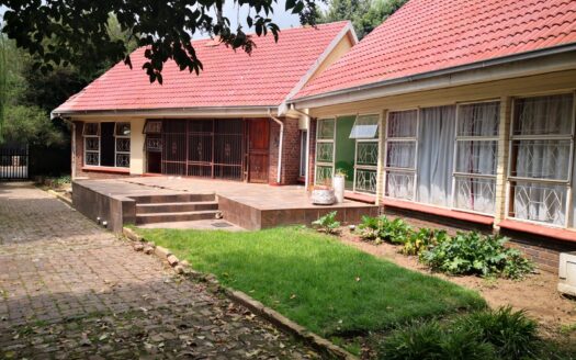 SOLE MANDATE – FOUR-BEDROOM FAMILY HOME, TWO BEDROOM FLATLET AND WELL SIZED ENTERTAINMENT AREA ON A 2099 SQUARE METER STAND – CENTRAL HEIDELBERG