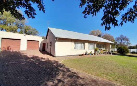 CHARMING FAMILY HOME IN UPPER RENSBURG – SPACE, COMFORT & VALUE!