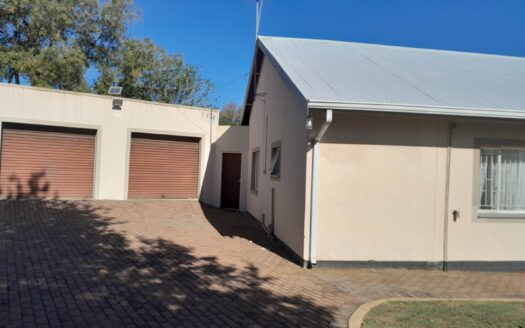 CHARMING FAMILY HOME IN UPPER RENSBURG – SPACE, COMFORT & VALUE!