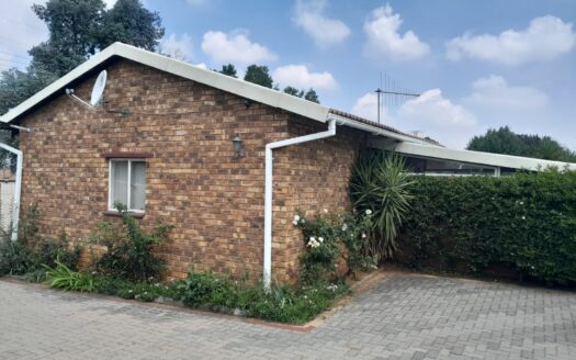 SECTIONAL TITLE TWO BEDROOM FACE BRICK TOWNHOUSE IN BERGSIG FOR SALE WITH ENCLOSED ENTERTAINMENT AREA
