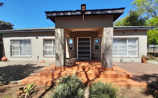 Spacious Three-Bedroom Family Home with Flatlets, Pool & Entertainment Area in Upper Rensburg