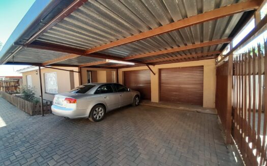Modern Three-Bedroom Townhouse in Secure Heidelberg Complex with only four Units.