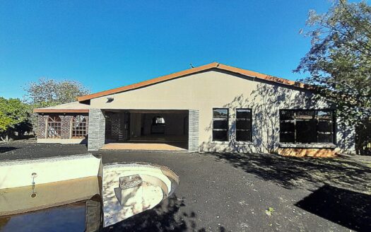 CHARMING 3-BEDROOM FAMILY OASIS WITH SWIMMING POOL AND AN ENTERTAINMENT AREA ON A CORNER STAND IN HEIDELBERG