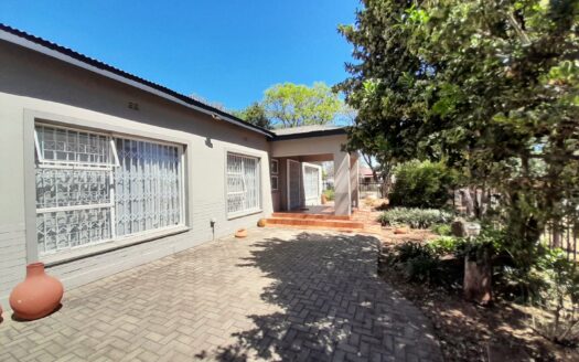 Spacious Three-Bedroom Family Home with Flatlets, Pool & Entertainment Area in Upper Rensburg