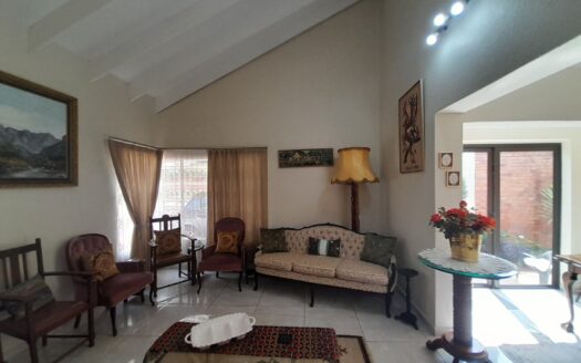 CHARMING TWO-BEDROOM TOWNHOUSE IN A SECURE COMPLEX PERFECT FOR FIRST TIME BUYERS OR INVESTORS