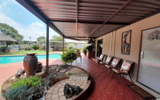 SPECTACULAR THREE-BEDROOM FAMILY HOME PLUS TWO BEDROOM GRANNY FLAT, A BACHELOR'S FLAT, LAPA AND A SOLAR HEATED POOL