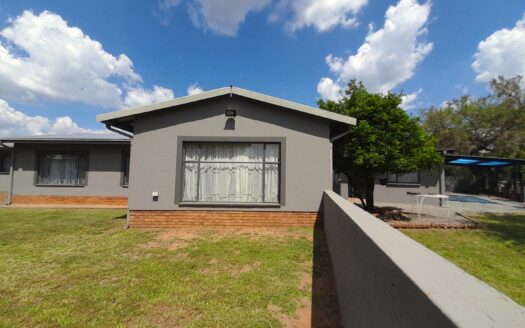 Neat, Spacious & Newly Painted Three-Bedroom Family Home with Borehole and Income-Generating Flatlet – Heidelberg Central Ext 5