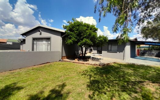 Neat, Spacious & Newly Painted Three-Bedroom Family Home with Borehole and Income-Generating Flatlet – Heidelberg Central Ext 5