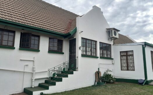 THREE BEDROOM CAPE DUTCH- BUILDING STYLE FAMILY HOME IN UPPER RENSBURG