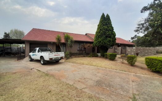 Charming five bedroom family home for sale on a large 1190m² stand in the upper Rensburg Area