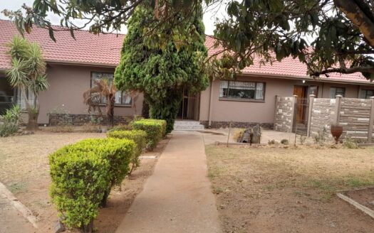 Charming five bedroom family home for sale on a large 1190m² stand in the upper Rensburg Area