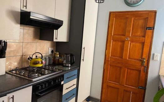 Stylish Two-Bedroom Duplex Townhouse with Garden & Entertainer’s Braai – Central Heidelberg