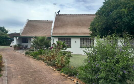 THREE BEDROOM CAPE DUTCH- BUILDING STYLE FAMILY HOME IN UPPER RENSBURG
