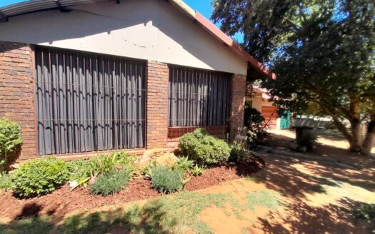 Spacious Three-Bedroom Family Home on a Large Corner Stand – Endless Potential in Upper Rensburg