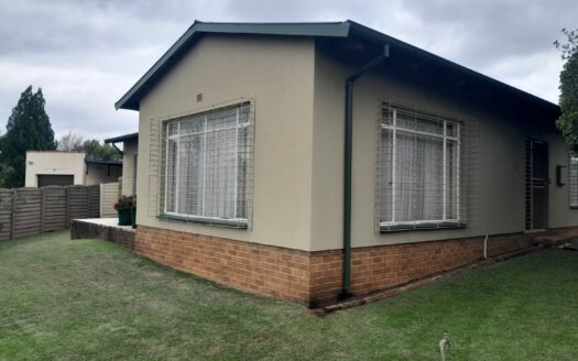 Spacious Three-Bedroom Family Home with Pool – Exceptional Student Accommodation Potential – Prime Location in Ext 5, Heidelberg
