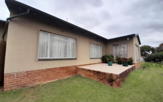 Spacious Three-Bedroom Family Home with Pool – Exceptional Student Accommodation Potential – Prime Location in Ext 5, Heidelberg