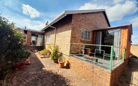 Lock-Up & Go Perfection! Low-Maintenance, Freestanding 3-Bedroom Gem in Central Heidelberg