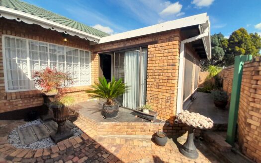 Lock-Up & Go Perfection! Low-Maintenance, Freestanding 3-Bedroom Gem in Central Heidelberg