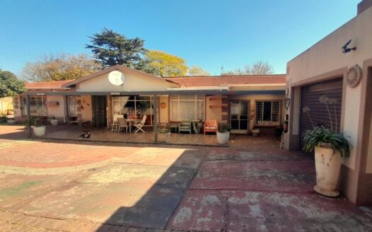 Exceptional Three-bedroom Home with two Income-Generating Flatlets on a large 1 329m² stand. Potential Property for Student Accommodation!