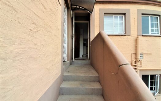 MODERN TWO BEDROOM FIRST FLOOR APARTMENT IN JORDAAN PARK.