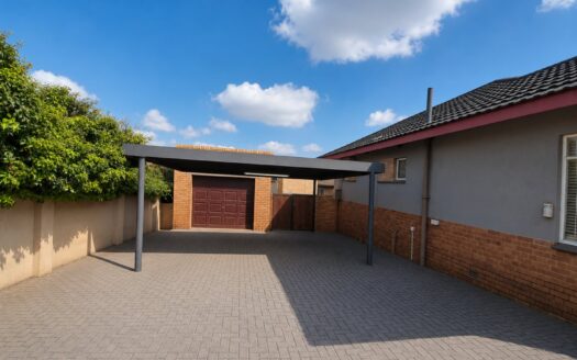 Spacious Three-bedroom Family Home with Pool in Heidelberg Central