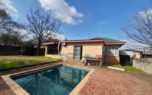 Spacious Three-bedroom Family Home with Pool in Heidelberg Central