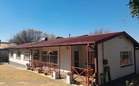 Spacious Family Home with Exceptional Entertainment, Workshop & Backup Power in Heidelberg Central
