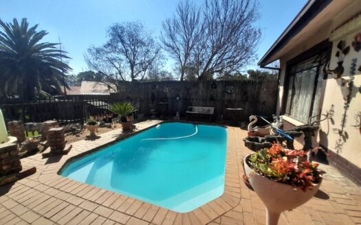 Spacious Family Home with Three Income-Generating Flatlets, Heated Pool & Exceptional Entertainment Area