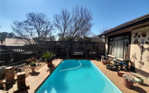 Spacious Family Home with Three Income-Generating Flatlets, Heated Pool & Exceptional Entertainment Area
