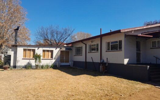 Spacious Family Home with Exceptional Entertainment, Workshop & Backup Power in Heidelberg Central