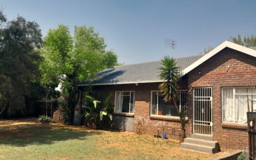 A FAMILY ENTERTAINER’S DREAM WITH A PRIVATE FLATLET & SPARKLING POOL