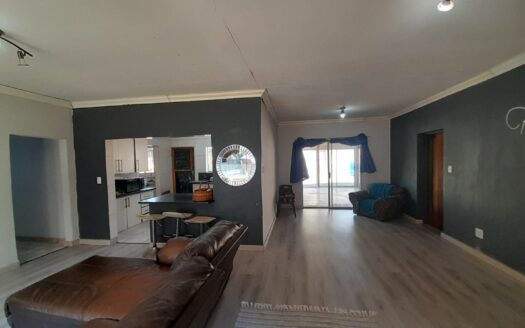 A FAMILY ENTERTAINER’S DREAM WITH A PRIVATE FLATLET & SPARKLING POOL