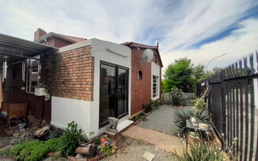 Charming Character Home with Wooden Floors, Fireplace, Garden & Garage – Heidelberg Central