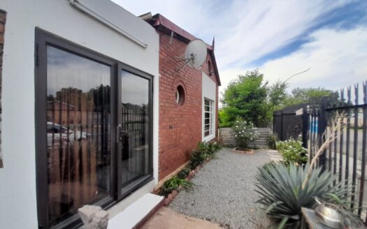 Charming Character Home with Wooden Floors, Fireplace, Garden & Garage – Heidelberg Central